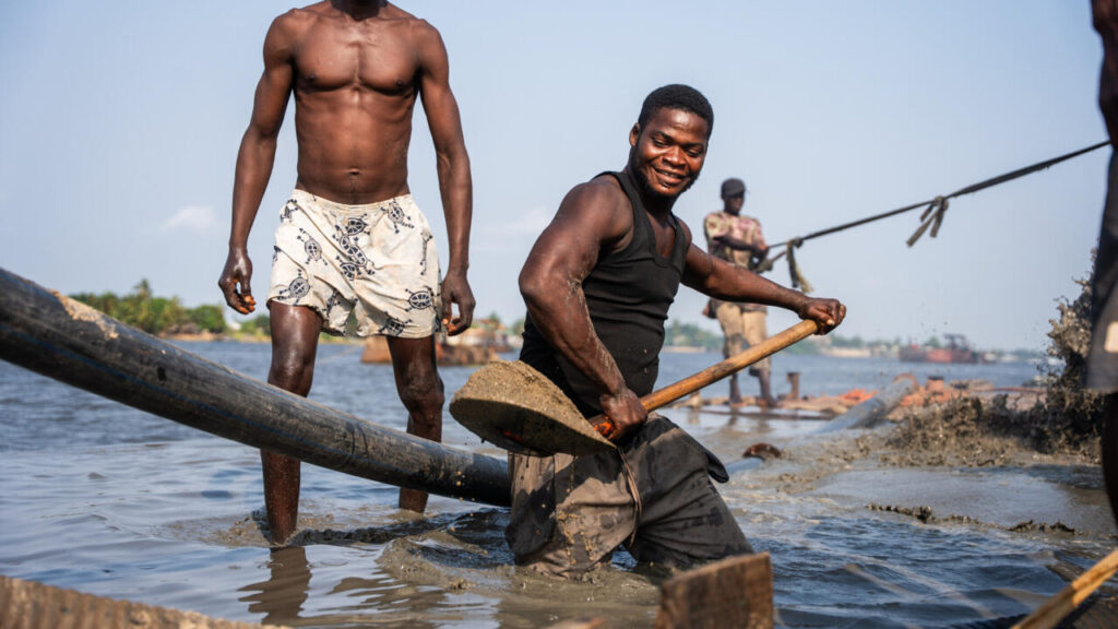 Tensions croissantes sur le marché mondial du sable face à la demande accrue des industries.