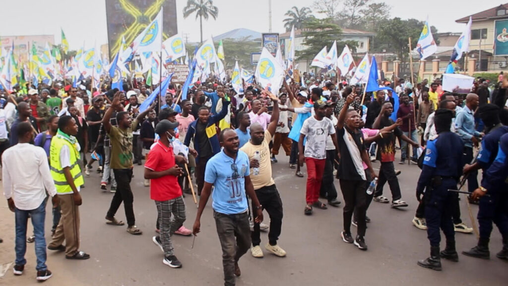 Changement de Constitution en RDC : le parti présidentiel accuse l’opposition de provocation lors d’un sit-in.