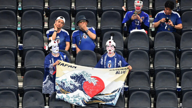 La propreté des supporters japonais au Mondial soulève des questions sur les tâches ménagères.