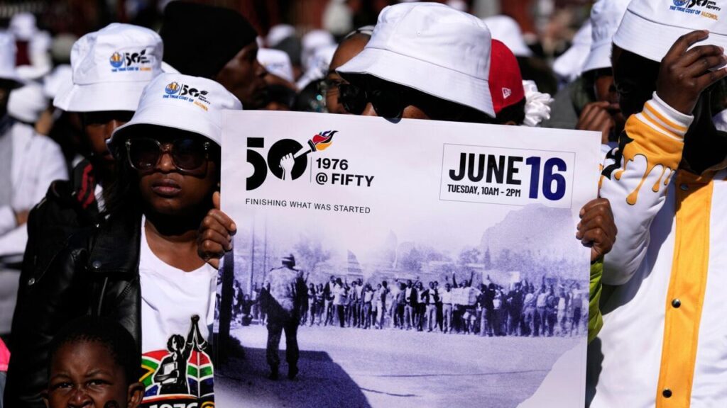 Marche pour le 50e anniversaire du soulèvement de Soweto : transmission de mémoire entre générations.