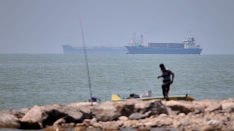États-Unis ciblent des installations en Iran après l’attaque d’un navire.