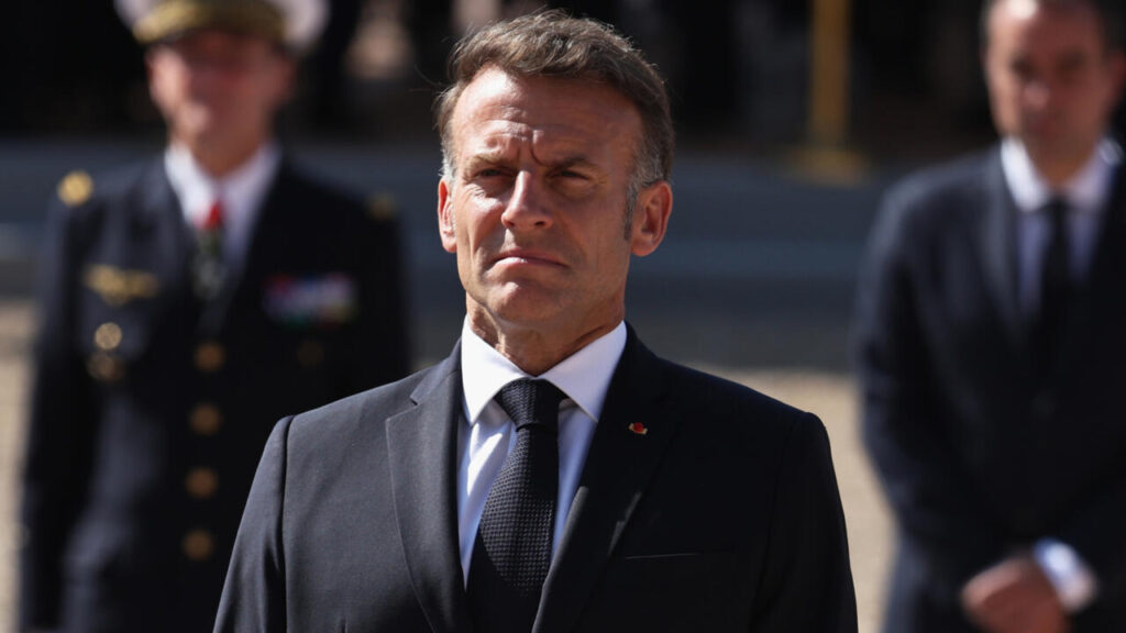 Emmanuel Macron présente son bilan et les défis pour son successeur en 2027.