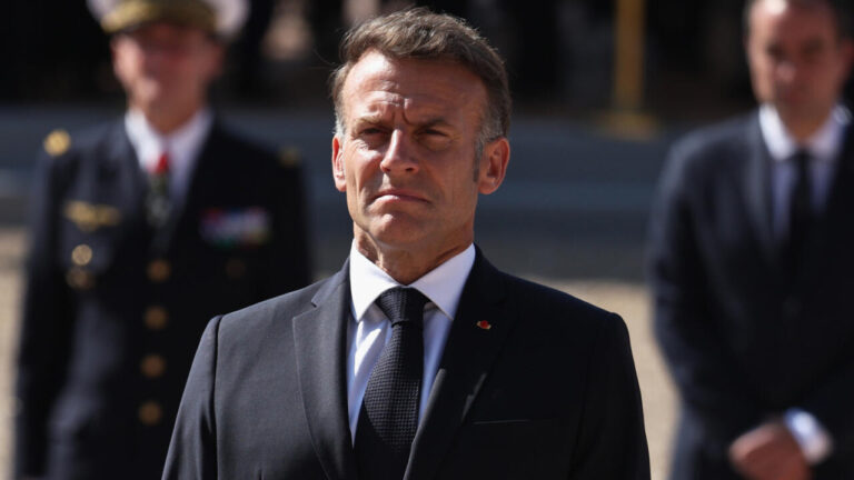 Emmanuel Macron présente son bilan et les défis pour son successeur en 2027.