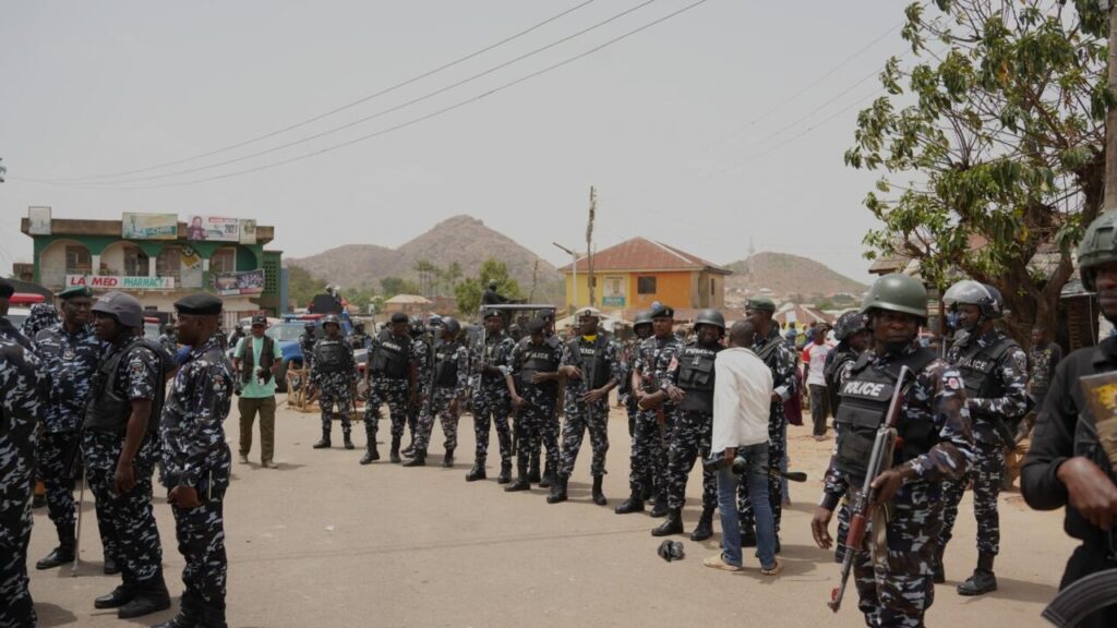 Le Sénat nigérian adopte une réforme pour créer une police dans chaque État.