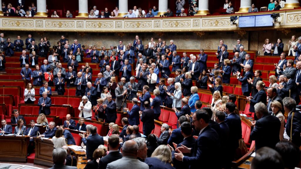 Un député français se présente en tenue légère à l’Assemblée nationale, provoquant des réactions.