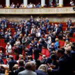 Un député français se présente en tenue légère à l&rsquo;Assemblée nationale, provoquant des réactions.