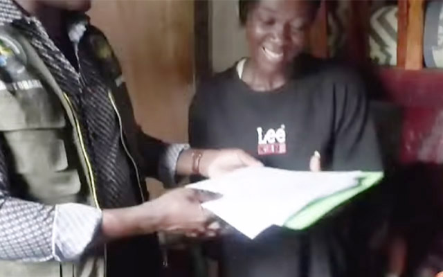 Oligui Nguema régularise la situation administrative de 11 enfants à Libreville