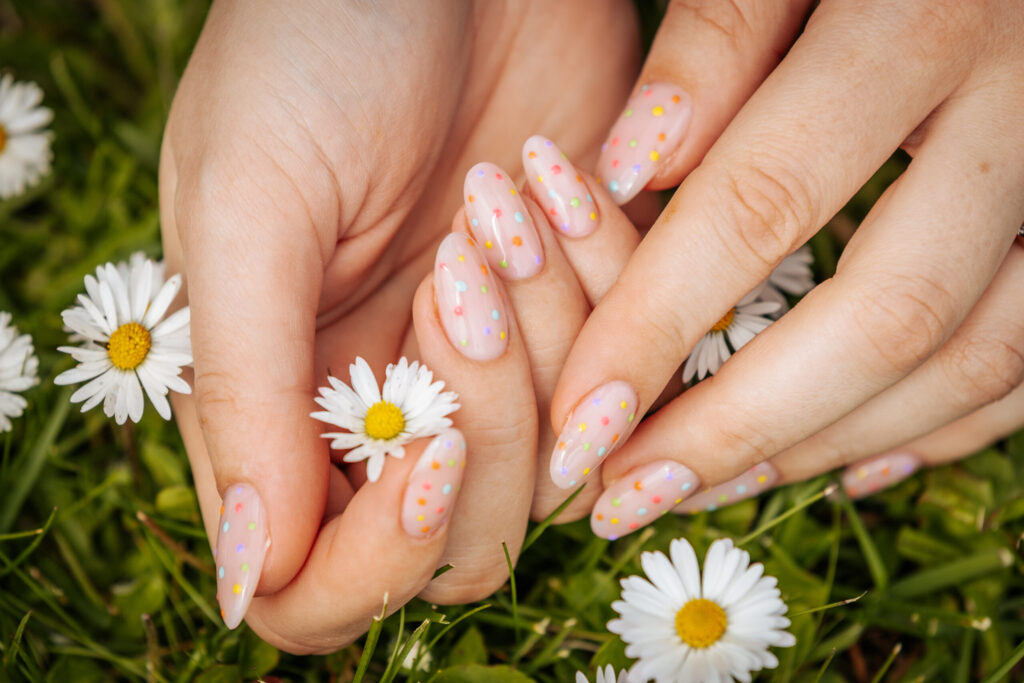 Manucure élégante et discrète : tendances actuelles dans le secteur de la beauté.