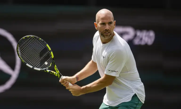 Adrian Mannarino bat Arthur Rinderknech et accède aux quarts de finale à Bois-le-Duc.