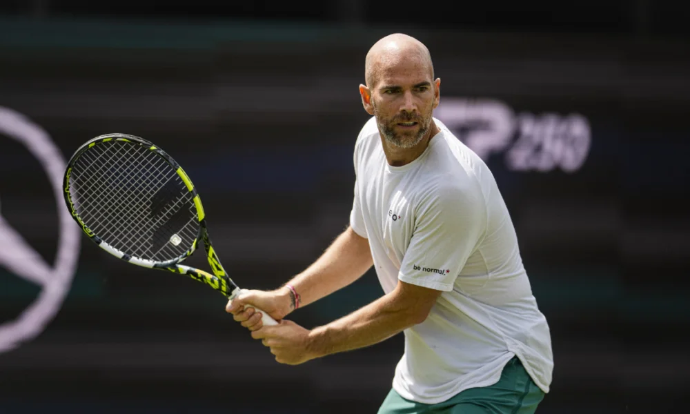 Adrian Mannarino bat Arthur Rinderknech et accède aux quarts de finale à Bois-le-Duc.