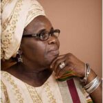 Ama Ata Aidoo discute des défis de l&rsquo;Afrique post-coloniale dans un contexte ghanéen.