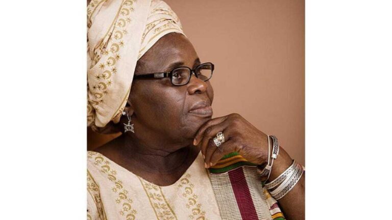 Ama Ata Aidoo discute des défis de l’Afrique post-coloniale dans un contexte ghanéen.