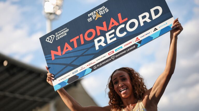 Record de France : Anaïs Bourgouin remporte le 800m lors du Meeting de Paris.