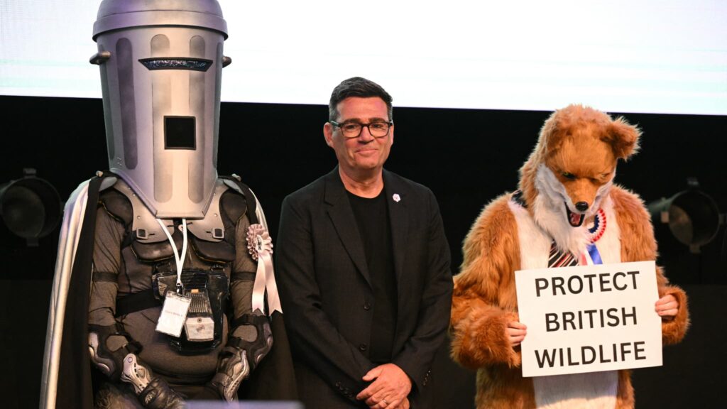 Andy Burnham, figure politique, défie Boris Johnson et préfère Manchester à Londres.