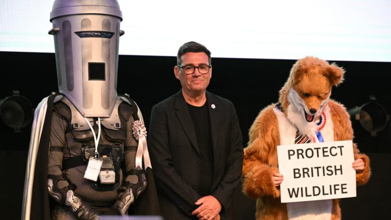 Andy Burnham, figure politique, défie Boris Johnson et préfère Manchester à Londres.