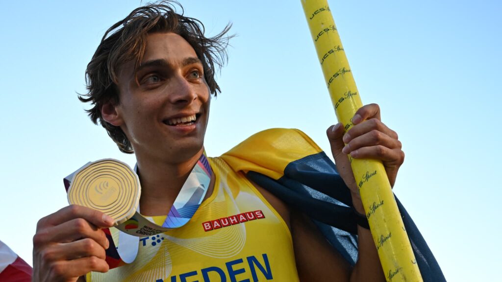 Armand Duplantis remporte le titre de champion du monde de saut à la perche.