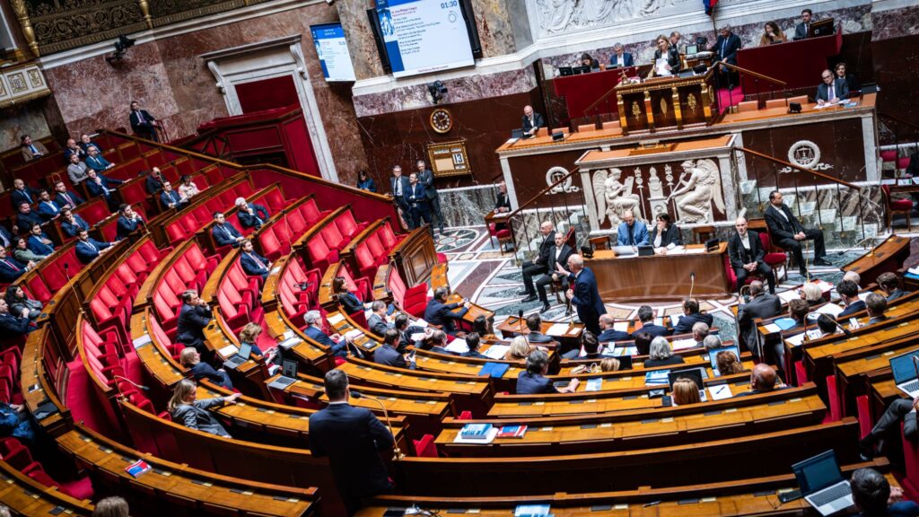 Le Parlement français adopte l’allongement de la rétention des étrangers dangereux à sept mois.