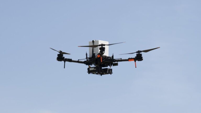 NASA utilise un drone pour transporter un rein humain, une avancée pour les greffes.
