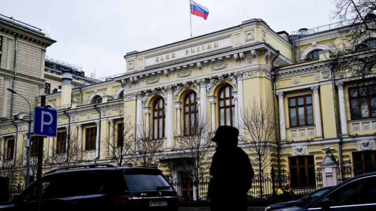 La Banque centrale de Russie réduit son taux directeur à 14,25% face à un ralentissement économique.