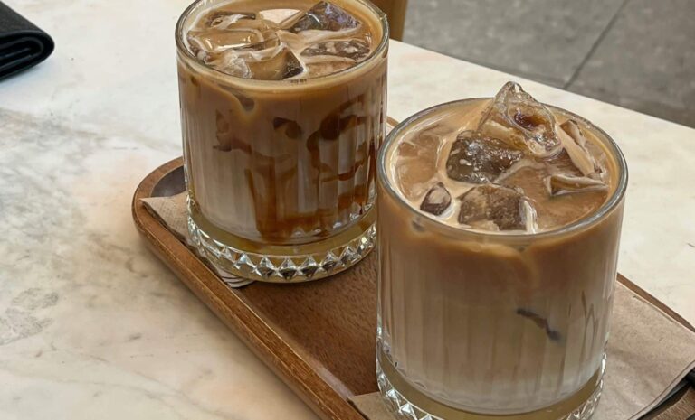 L’espresso tonic au citron devient populaire sur TikTok comme boisson estivale.