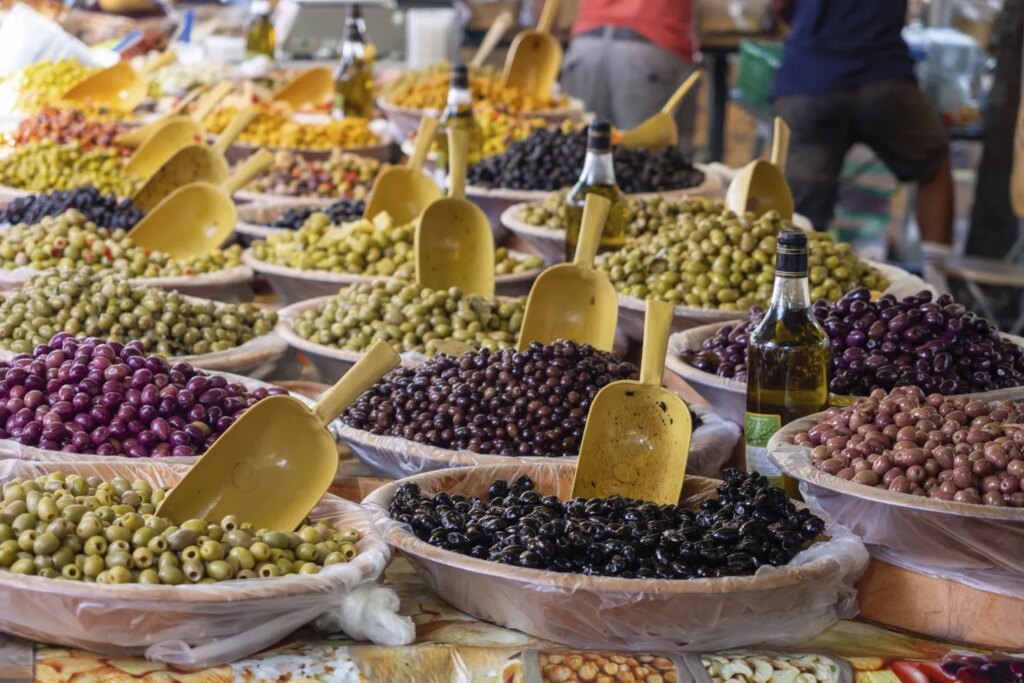Les olives en Méditerranée : un ingrédient clé pour la gastronomie locale et durable.