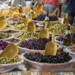 Les olives en Méditerranée : un ingrédient clé pour la gastronomie locale et durable.
