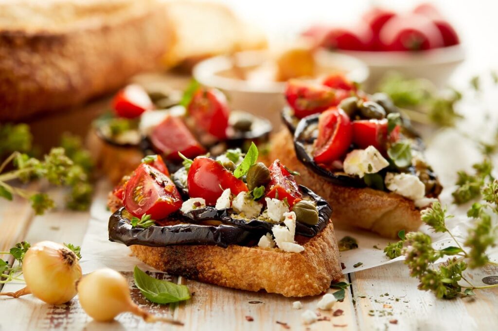 Bruschetta italienne au four avec aubergines grillées : une recette traditionnelle revisité.