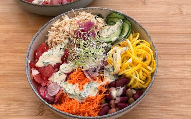 Buddha bowl : un plat à base de légumes, poulet effiloché et légumineuses en pleine tendance alimentaire