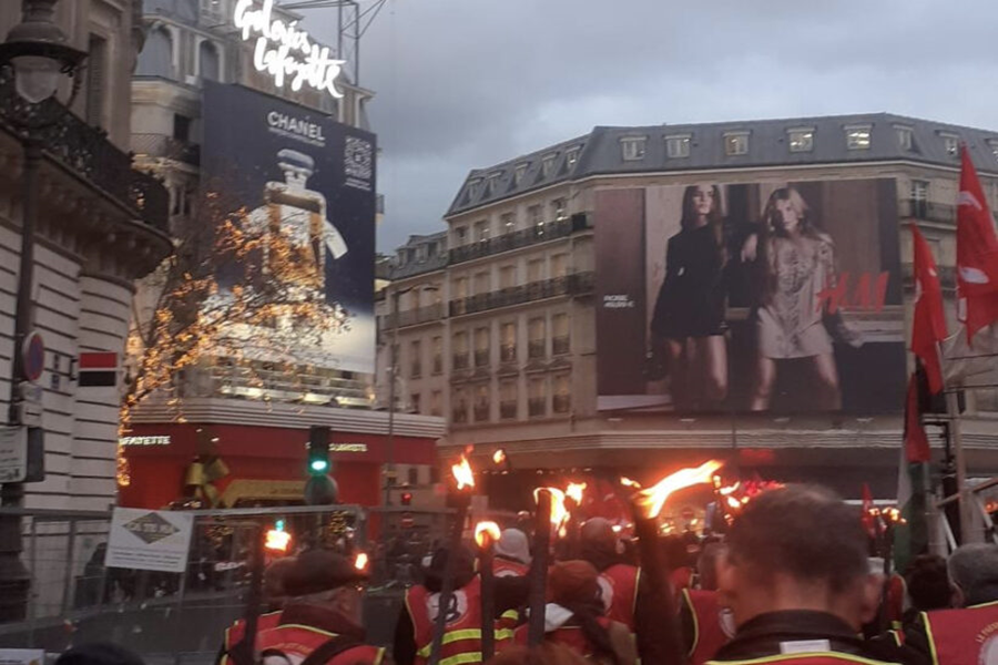 Marche au flambeau de la CGT Commerce contre la réforme du code du travail en France