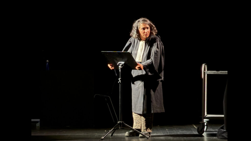 Le procès-théâtre de Chirinne Ardakani interroge le patriarcat et ses conséquences sociales.