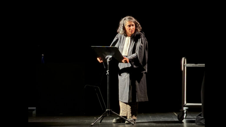 Le procès-théâtre de Chirinne Ardakani interroge le patriarcat et ses conséquences sociales.