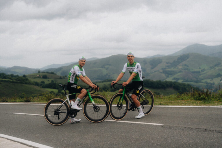 Tour de France : la Caja Rural-Seguros RGA présente un maillot exclusif pour la compétition