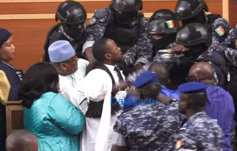 ASSEMBLÉE NATIONALE : Abdou Mbow Interpellé par la Gendarmerie lors d’une séance.