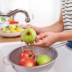 Un ingrédient simple élimine les pesticides présents sur les fruits selon une étude.