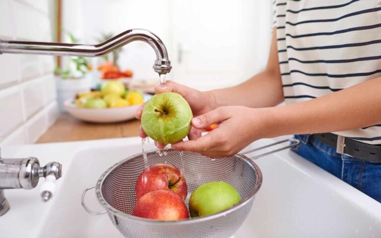Un ingrédient simple élimine les pesticides présents sur les fruits selon une étude.