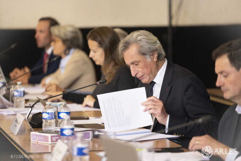 Conseil municipal d’Arles : décisions sur l’urbanisme et le budget 2026.