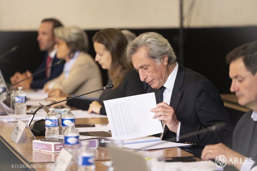 Conseil municipal d’Arles : décisions sur l’urbanisme et le budget 2026.