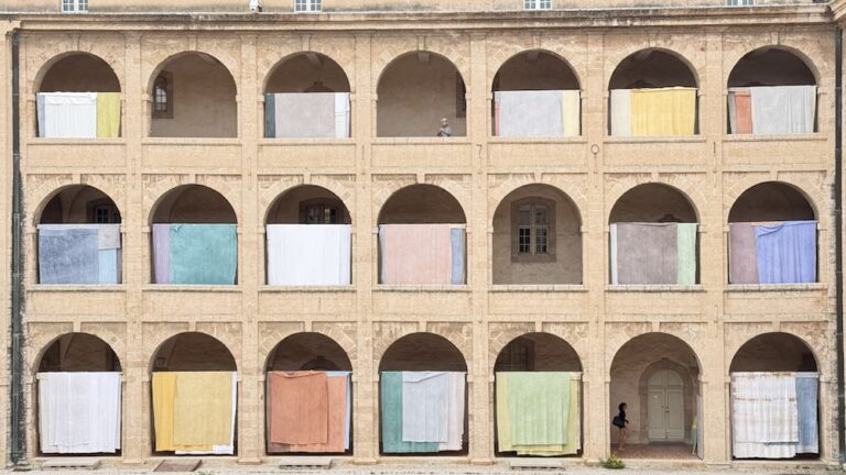 Adrien Vescovi présente « Les couleurs du vent » lors d’un événement artistique en France.