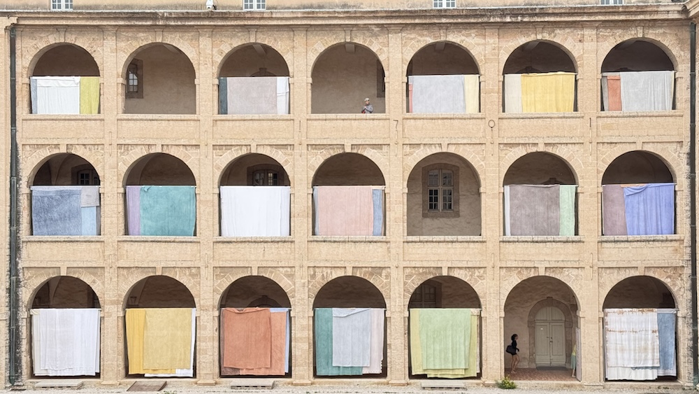 Adrien Vescovi présente « Les couleurs du vent » lors d’un événement artistique en France.