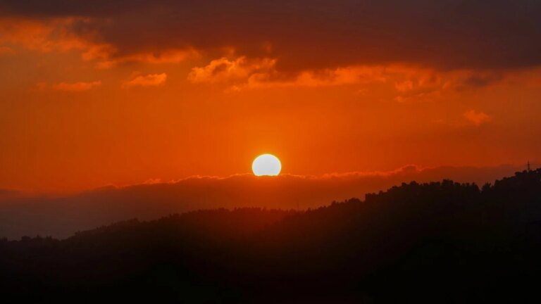 Le coucher de soleil au Brésil se produit avant celui de la Bretagne en plein solstice d’été.
