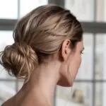 Comment réaliser un chignon chic sans abîmer les cheveux selon des experts en coiffure.