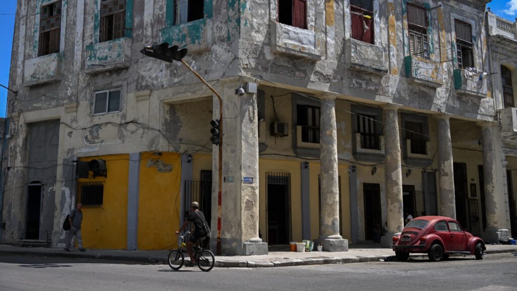 Cuba : le Parti communiste approuve des réformes pour attirer investissements et privatisations.