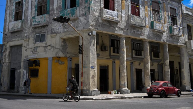 Cuba : le Parti communiste approuve des réformes pour attirer investissements et privatisations.
