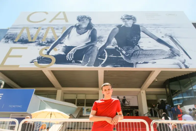 Julius Lagoutte Larsen reçoit un prix à la Cinef lors du Festival de Cannes 2026.
