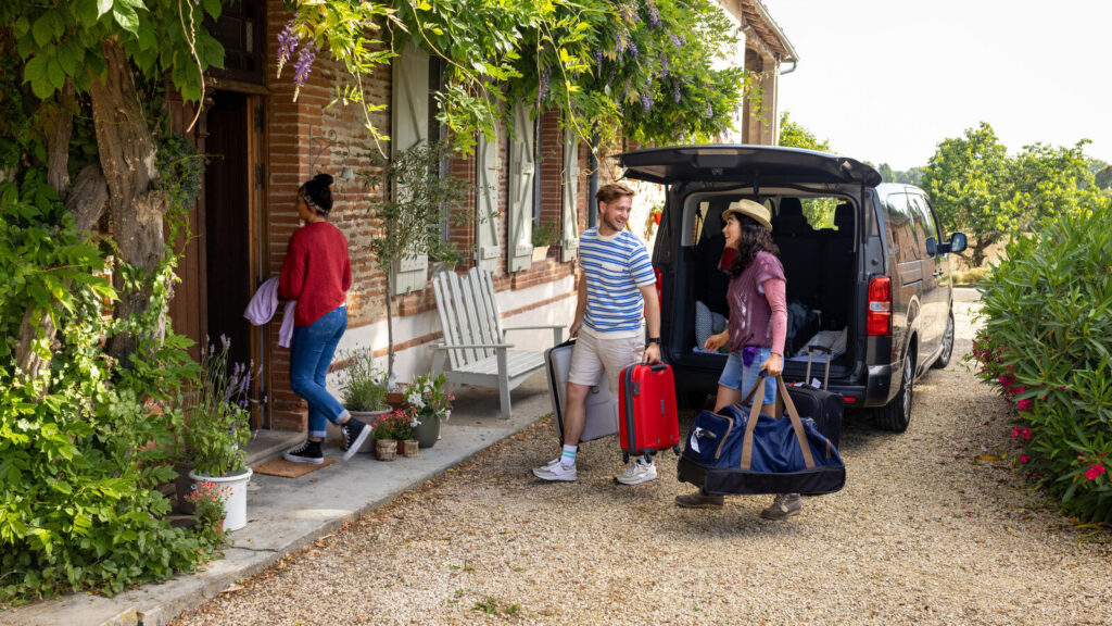 Comparaison des plateformes de location de vacances : annonces, coûts et assurances à considérer