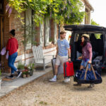 Comparaison des plateformes de location de vacances : annonces, coûts et assurances à considérer