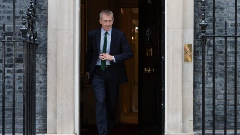 Déficit de 28 milliards de livres sterling à la Défense britannique, tensions politiques croissantes.