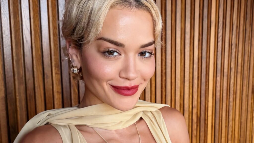 Rita Ora apparaît en robe satinée lors d’un événement médiatique en direct.