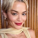 Rita Ora apparaît en robe satinée lors d’un événement médiatique en direct.