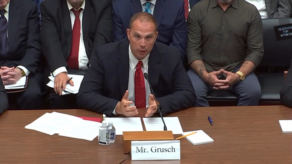 David Grusch accuse des institutions américaines de dissimuler des informations sur les OVNI.